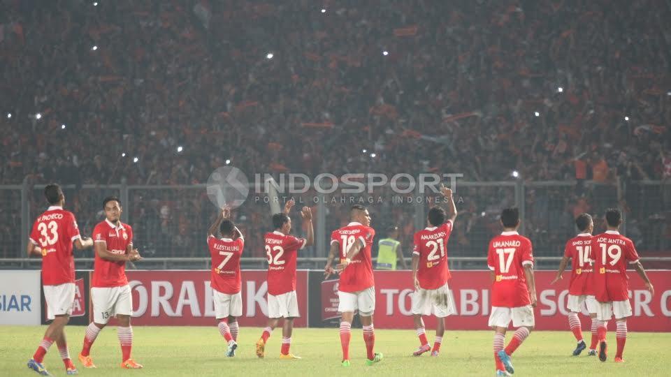 Para pemain Persija Jakarta memberi penghormatan kepada para suporter.